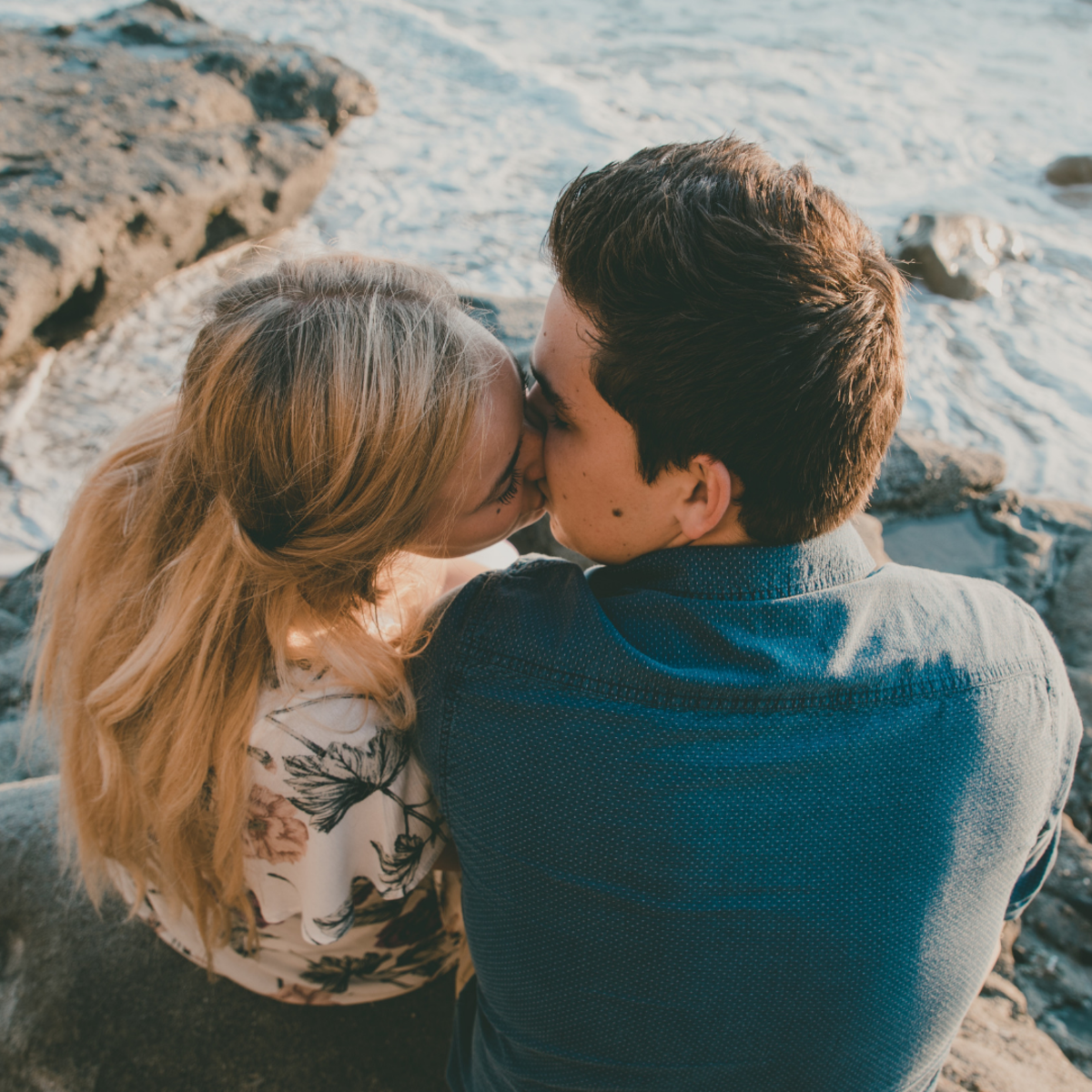 How long should you wait to have your first kiss What Will My First Kiss Feel Like 10 Things To Expect Pairedlife