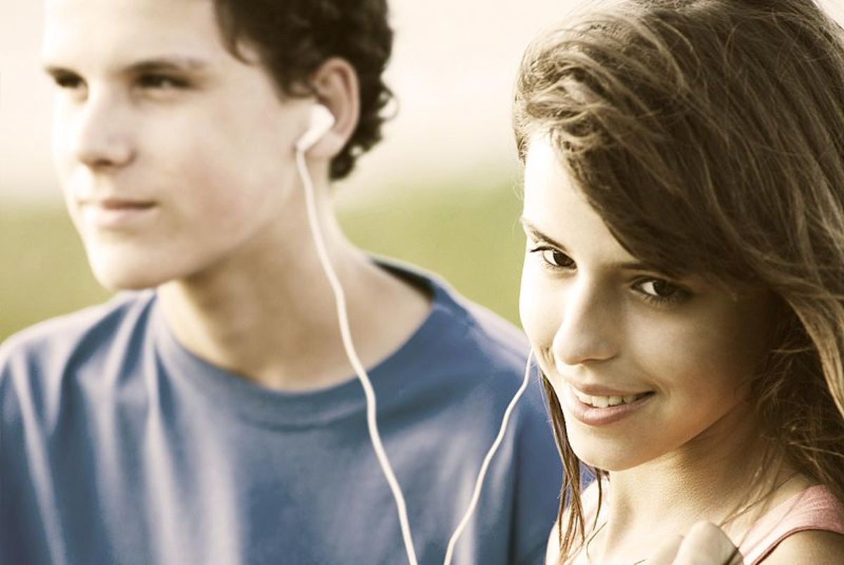 Teens sharing earphones. Photo by  SCA Svenska Cellulosa Aktiebolaget 