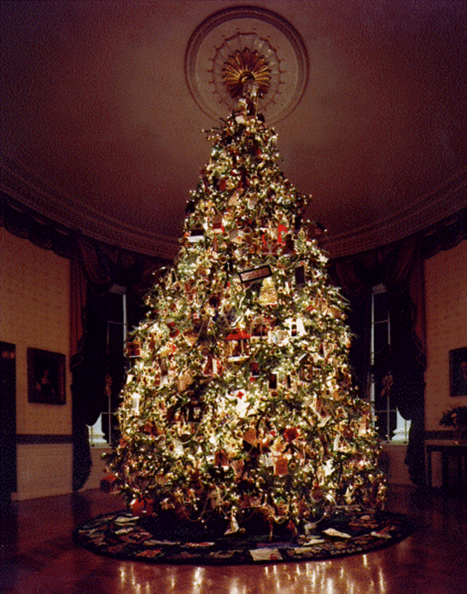 1995 theme "A Visit from St. Nicholas" by First Lady Hillary Clinton: Clinton Administration, 1995 White House Christmas tree.