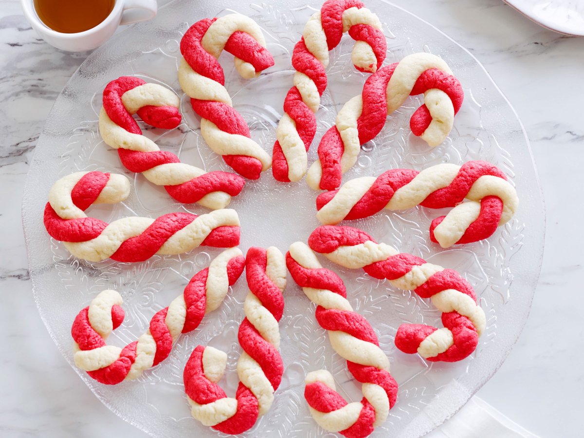 Get all the kids in the kitchen and make these lovely candy cane cookies. 