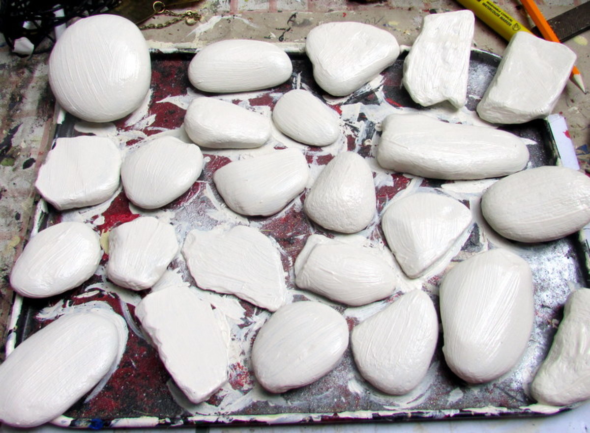 Paint the rocks white for the decoupage Christmas decorations 