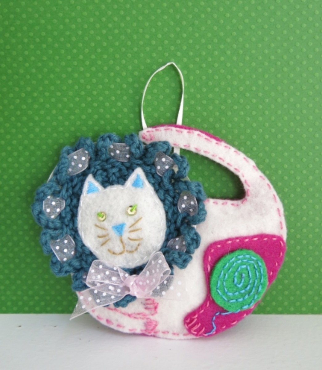 diy-holiday-project-cute-cat-with-wreath-christmas-ornament