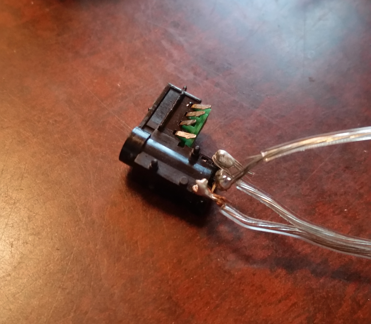 Stereo jack with extension leads.