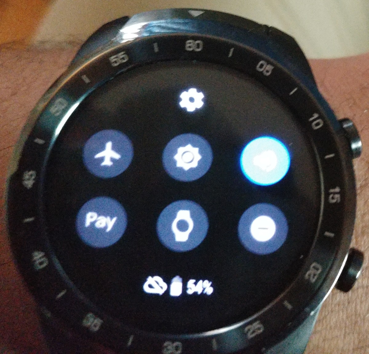 This is the TicWatch Pro quick settings screen. You can see the current battery life information here.