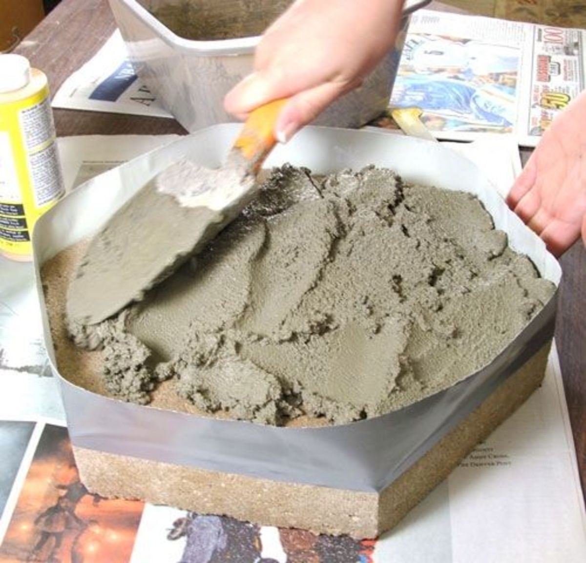 Step 6. Scoop the mortar onto your stone using your trowel. Using the back of your trowel spread the wet mortar evenly across the base stone and as level as possible. With the edge of your trowel smooth the surface. The total time you spend on mixing