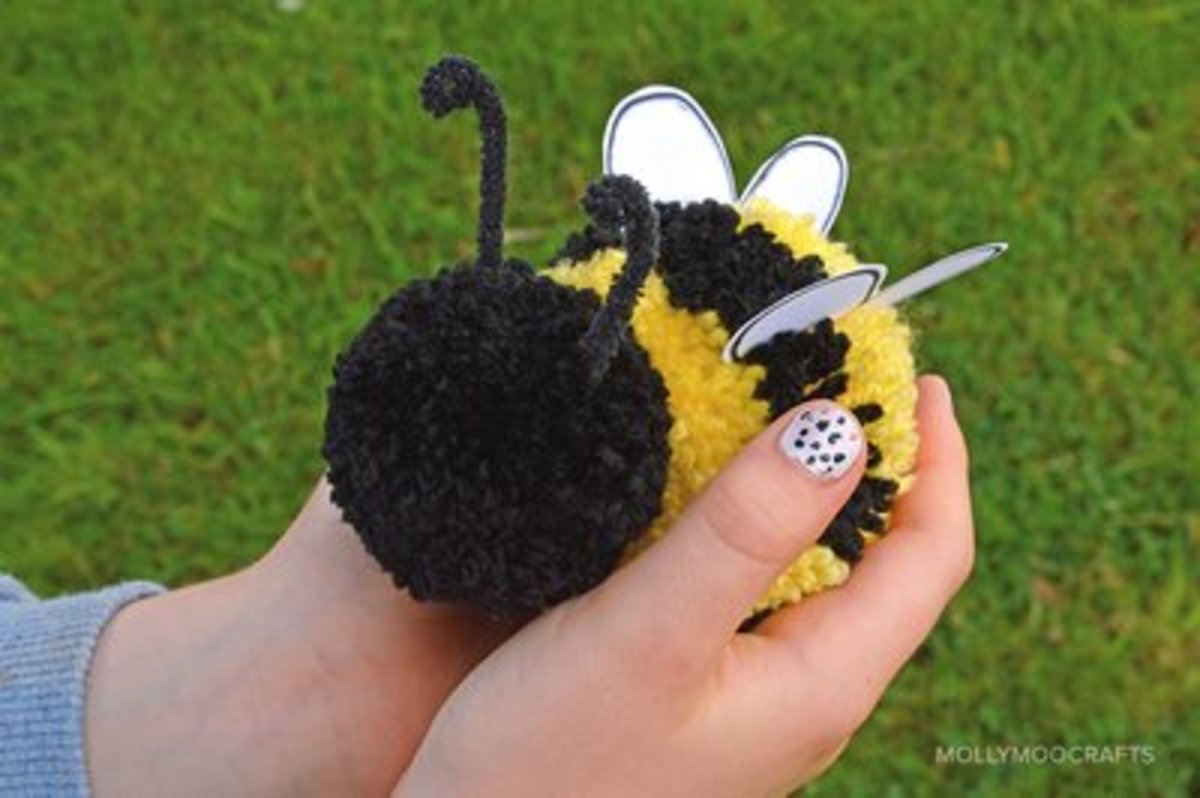 EXCEART 12PCS Wool Felt Bee Craft Balls Bee Craft Supplies Bee Day Party Decorations for Halloween Costume Baby Shower Gender Reveal Party Nursery Tent Decoration DIY Craft 