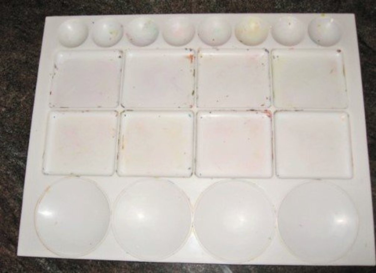 An example of a plastic palette on which you can mix your paints.