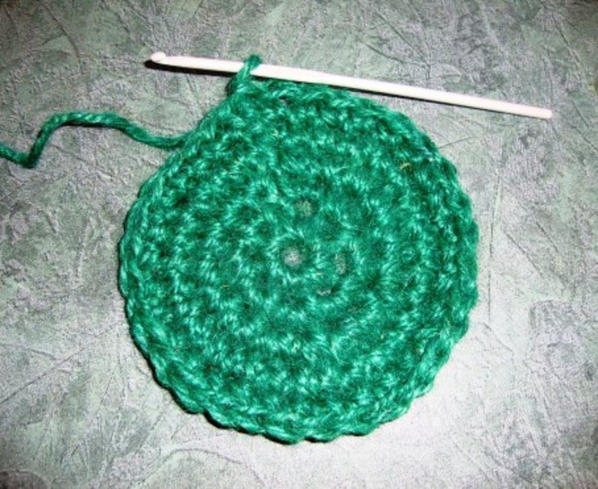 First rows of basket bottom worked in single crochet