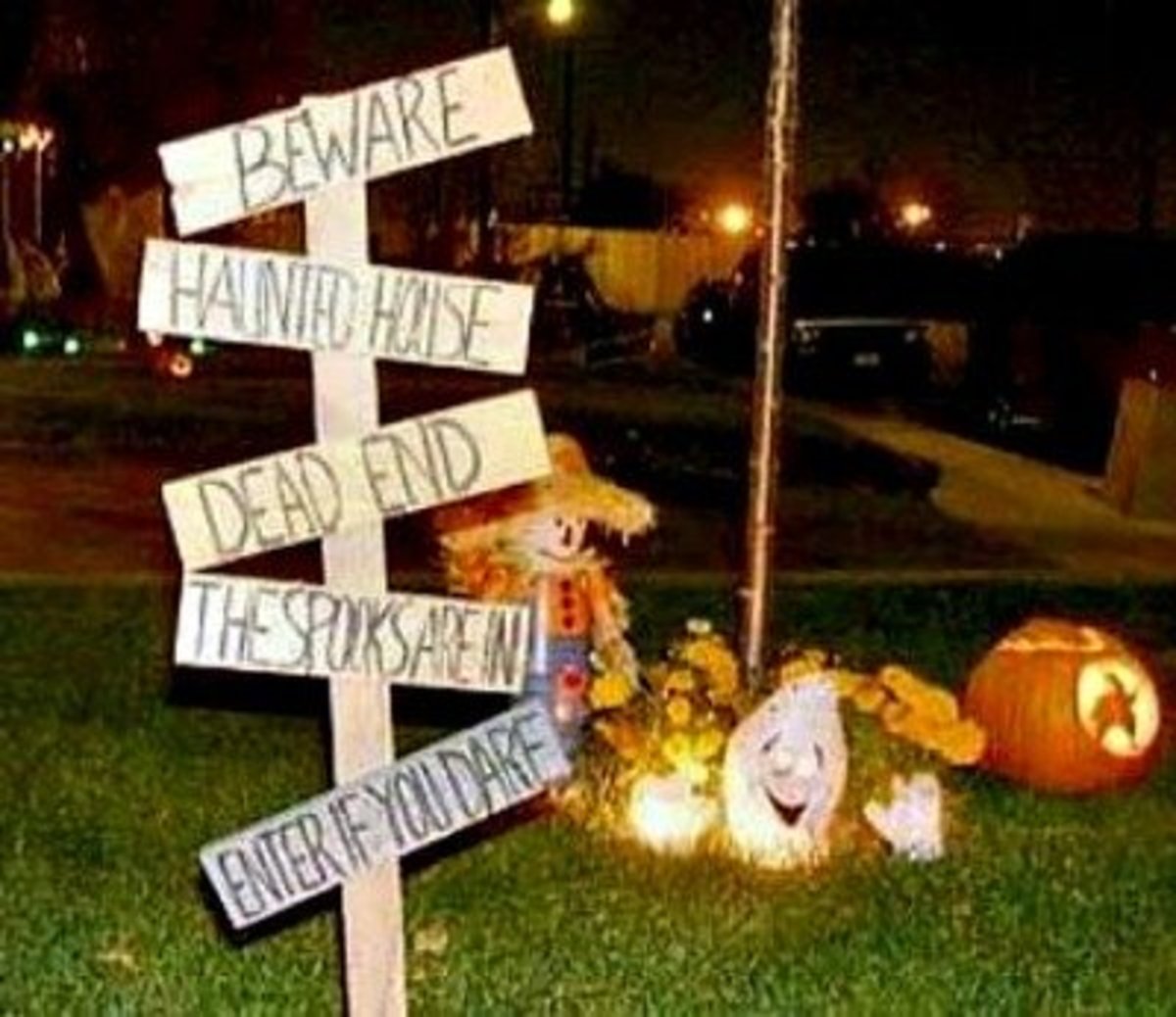 Here's another option for making a Halloween-themed sign.