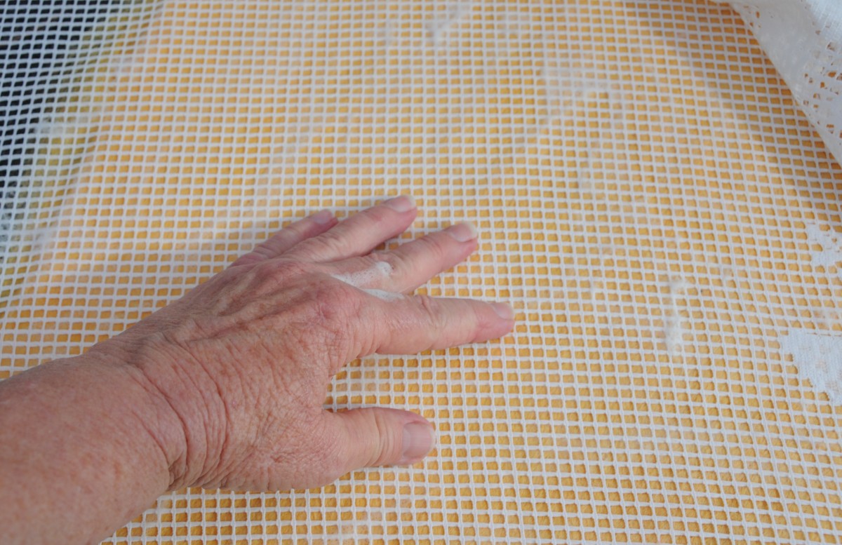 Rub the wet fibers, smooth and remove the netting.