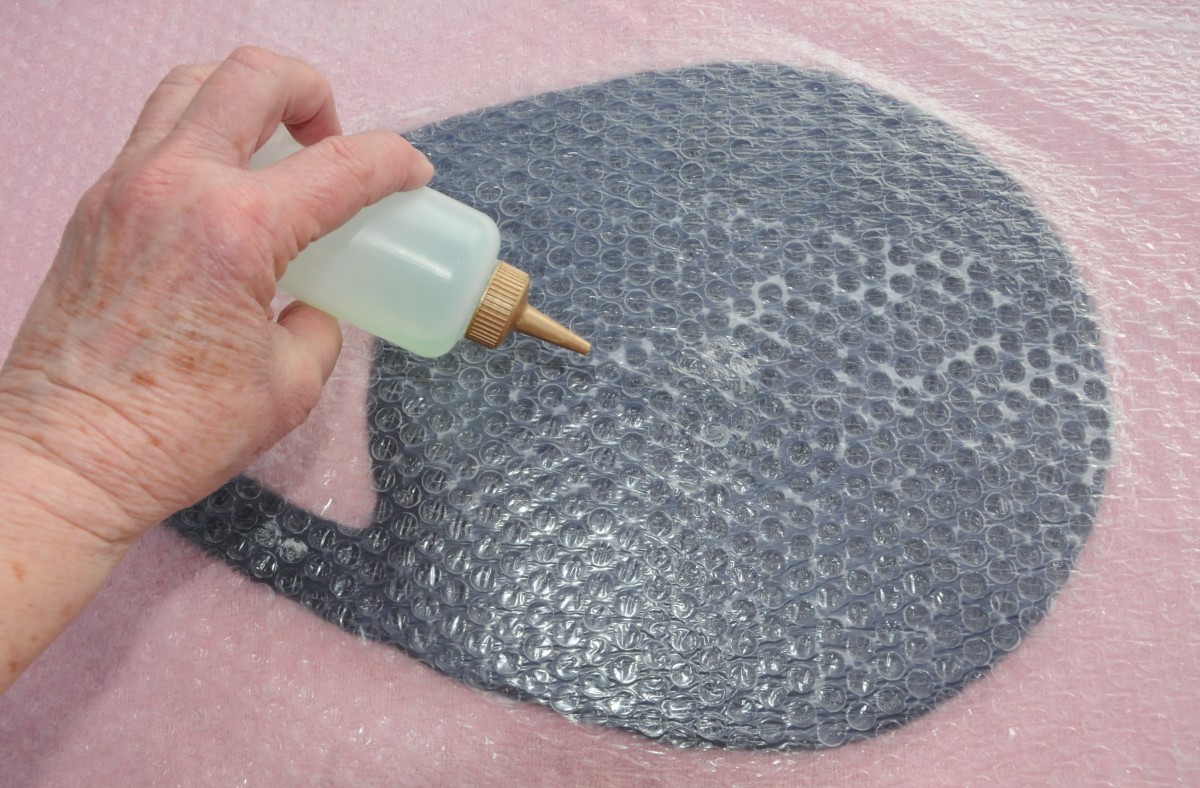 Wetting the surface of the bubble wrap