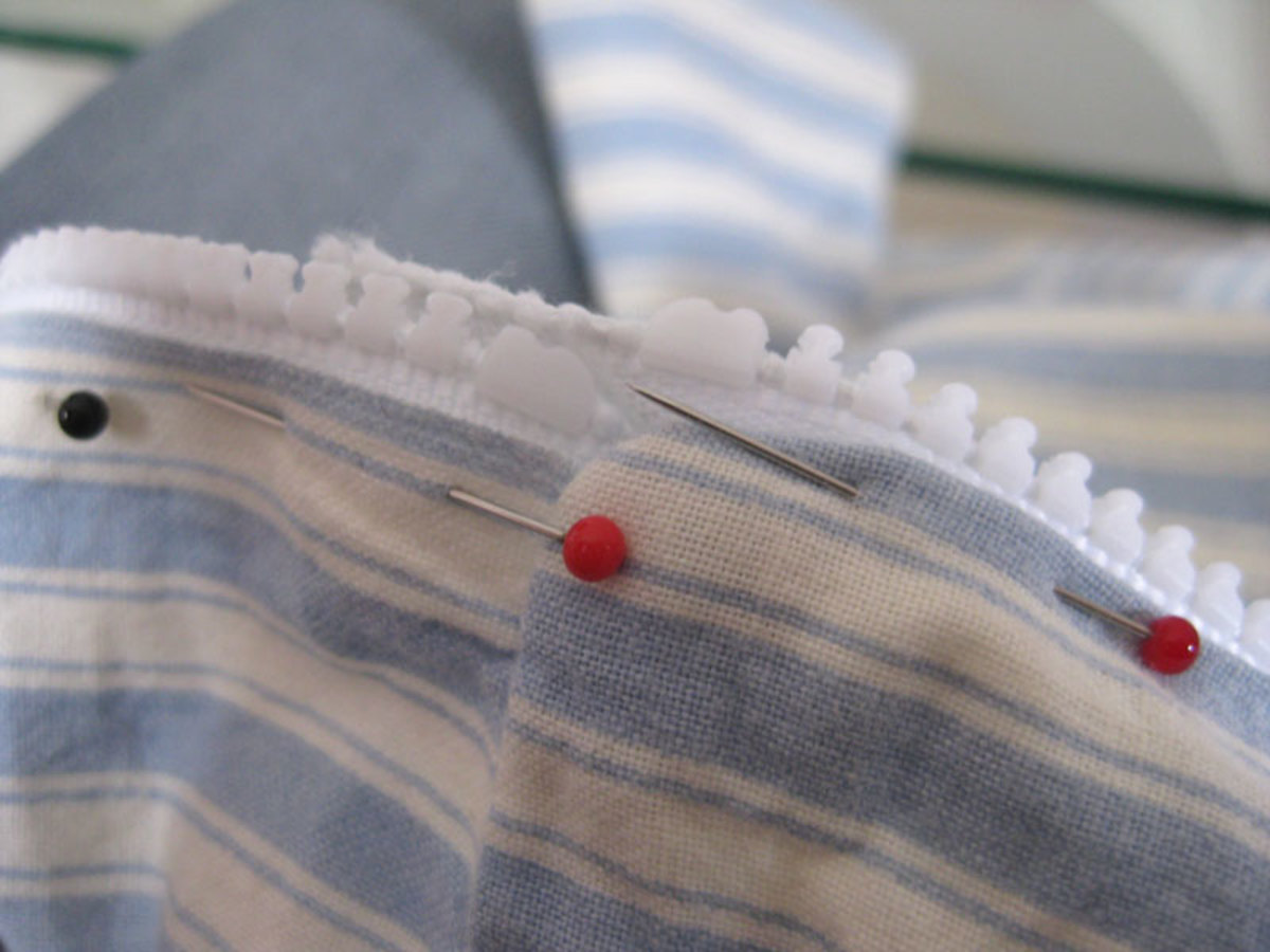 This is the top end of the zip, after completing a lap of the pillowcase opening. Flatten the top end and pin as shown, so that there are no awkward bits sticking out from the zipper excess - the endy bits of the zipper are pinned to one side.