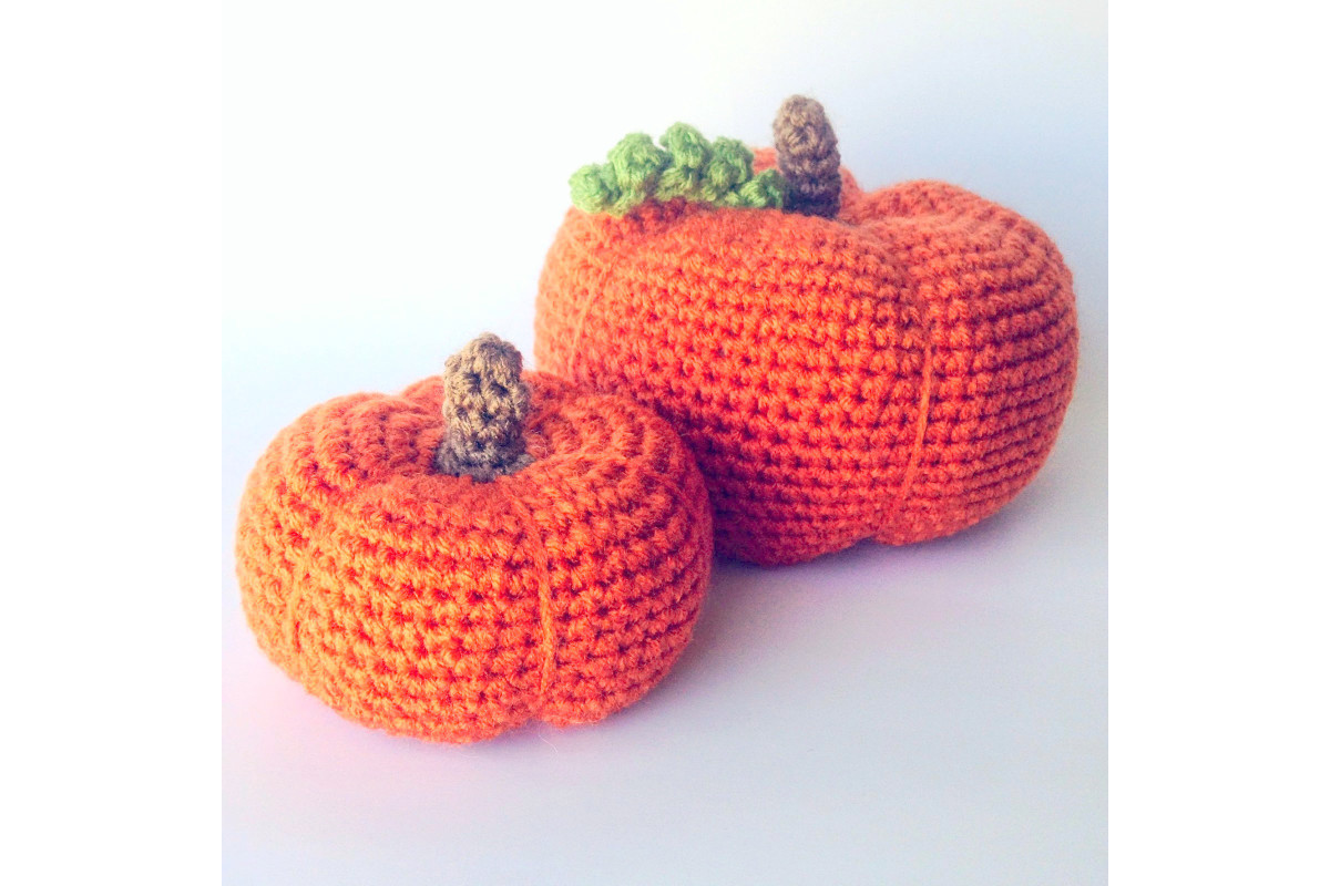 Crochet pattern for two sizes of pumpkins
