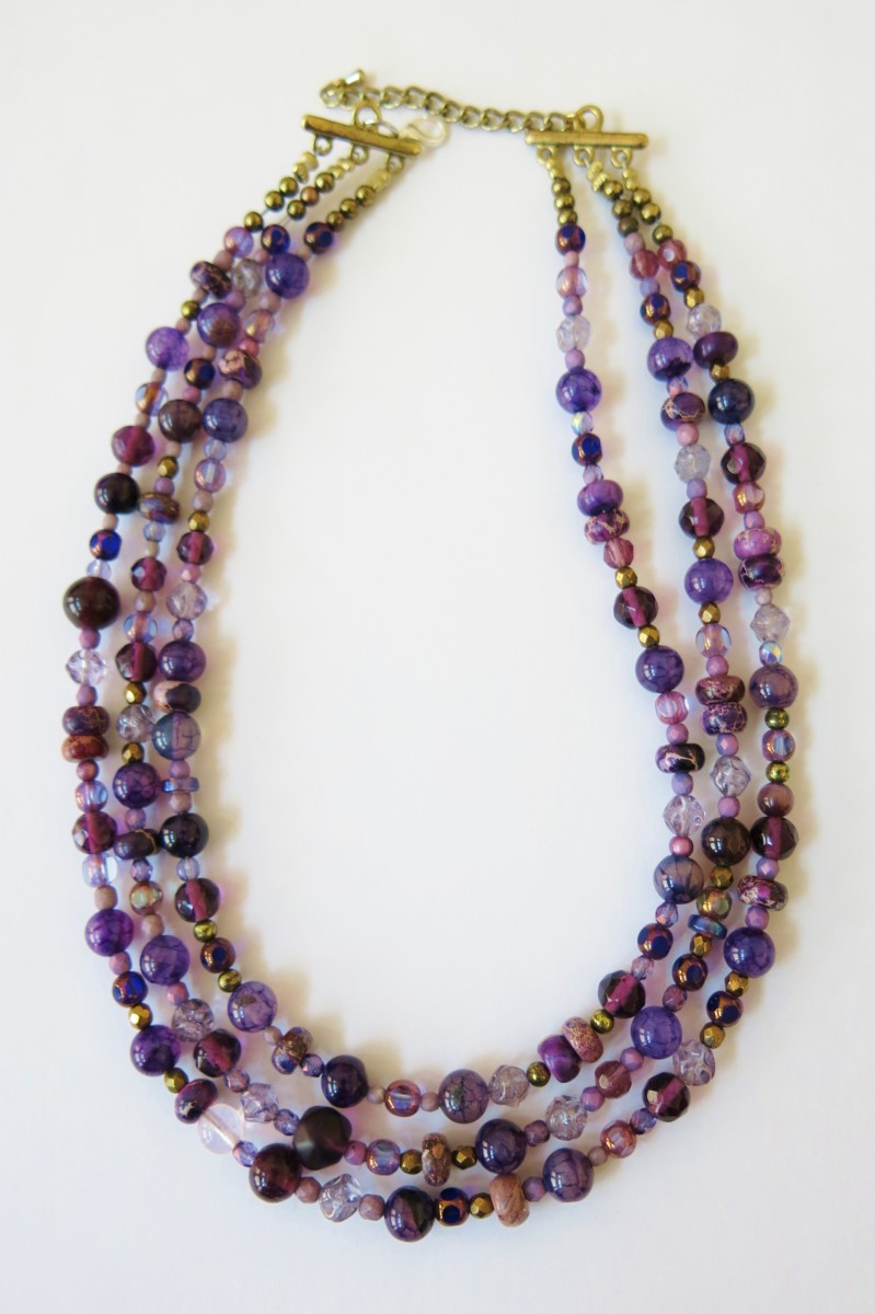 Finished multi-strand graduated bed necklace