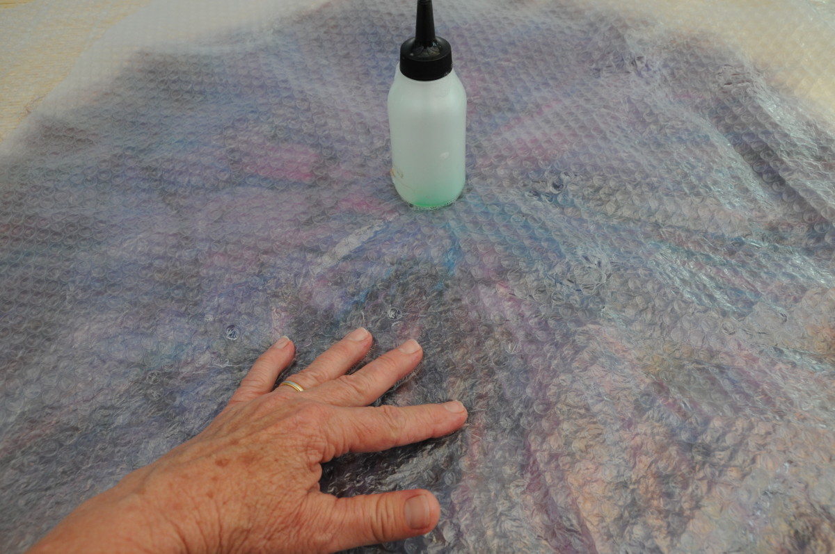 Wet the surface of the bubble wrap until the fibres below are smooth.