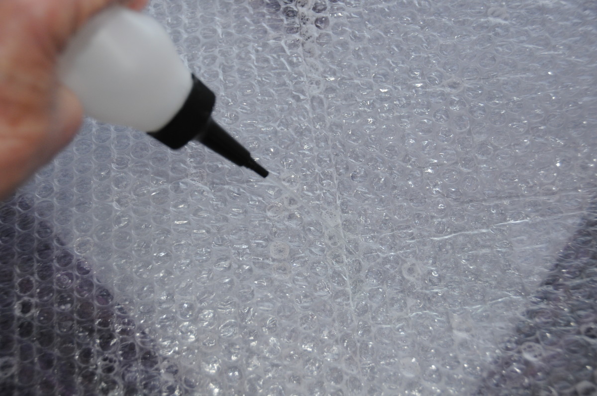 Wet the bubble wrap to facilitate easy rubbing using the fingers.
