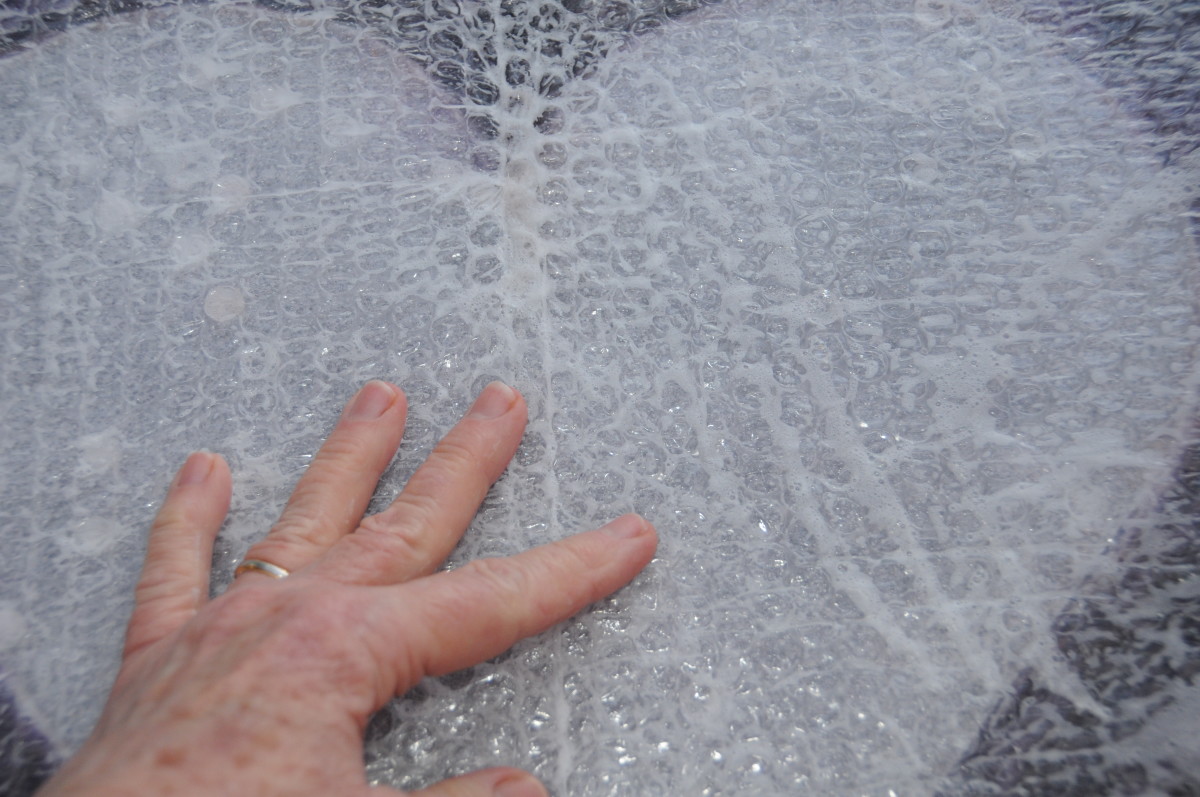 Rub the surface of the bubble wrap.