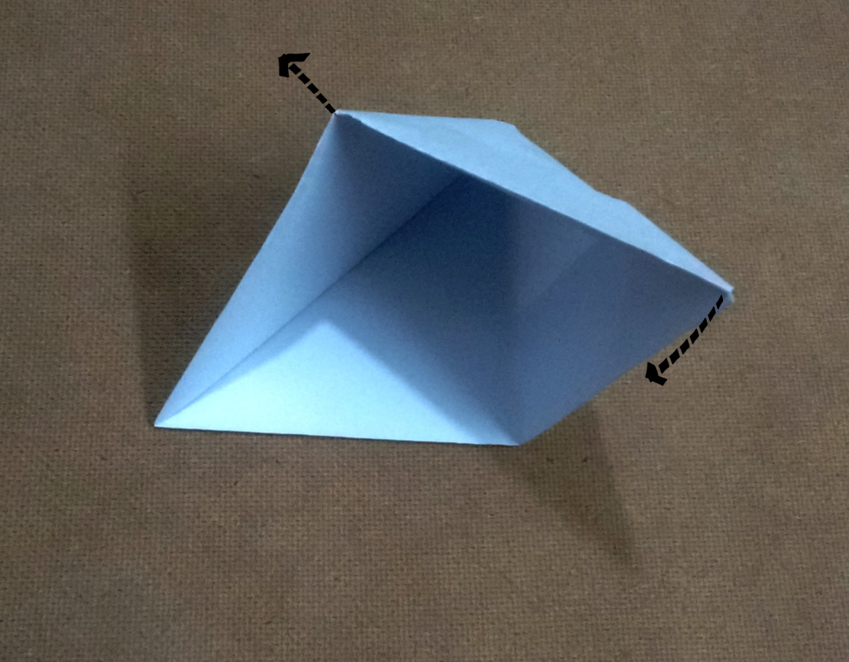 Separation of the part automatically brings the other corner of the triangle closer. 