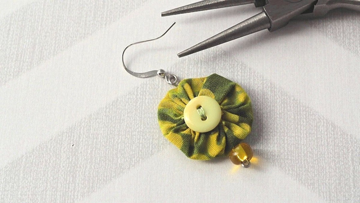 diy-jewelry-tutorial-how-to-make-earrings-out-of-fabric-yo-yos
