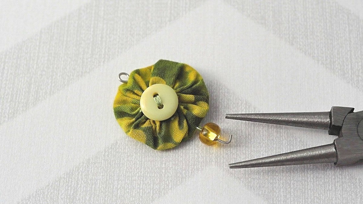 diy-jewelry-tutorial-how-to-make-earrings-out-of-fabric-yo-yos