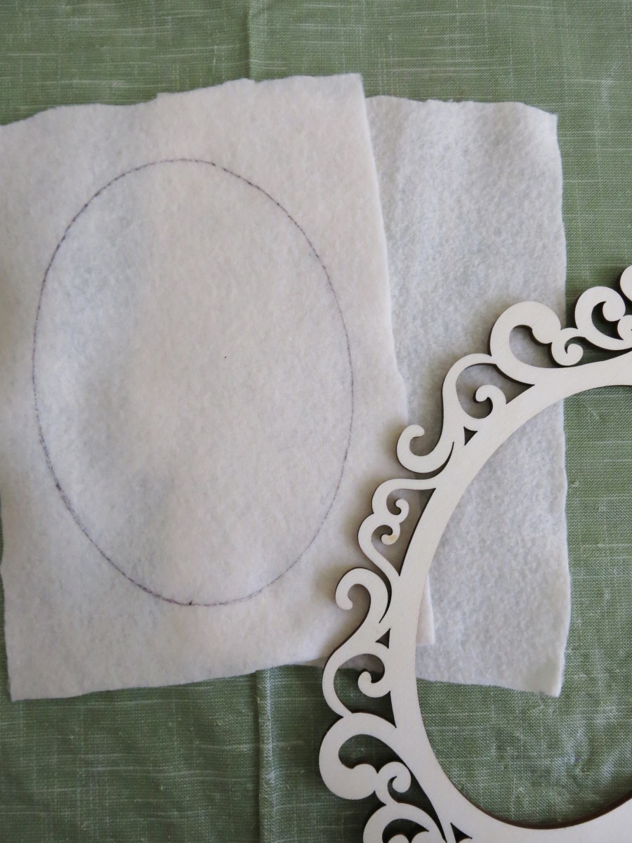 Trace the inside of your oval frame onto the felt. 