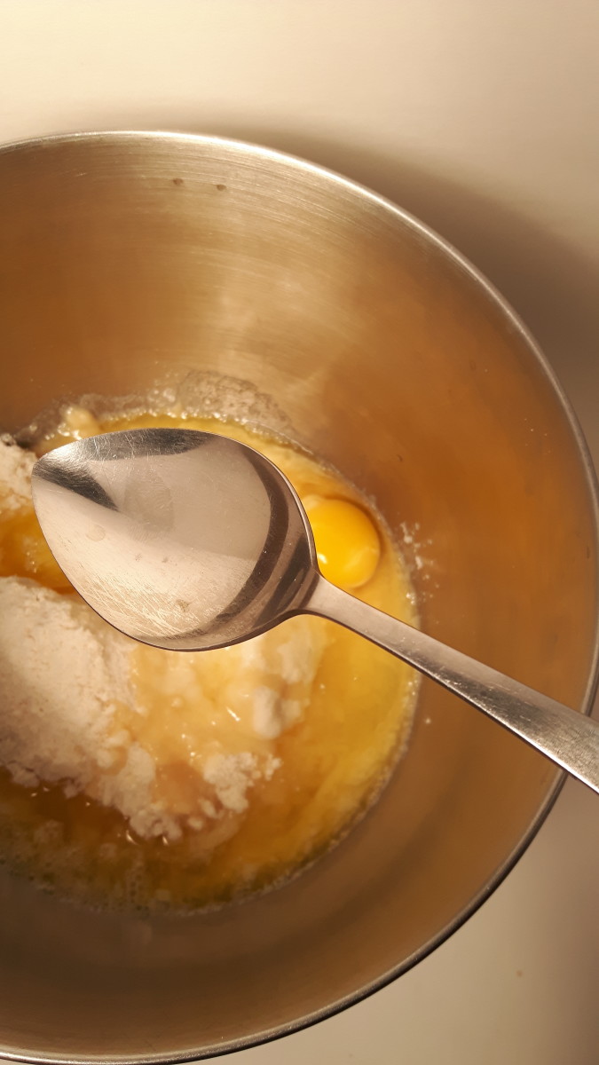 Take a large kitchen spoon and mix the dough.