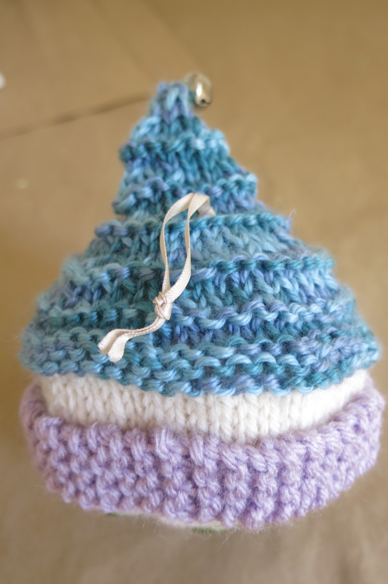 free-knitting-pattern-cozy-snowmen-christmas-ornaments