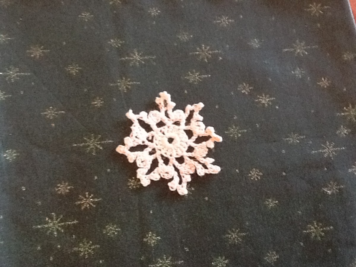 Frilly snowflake pattern two.