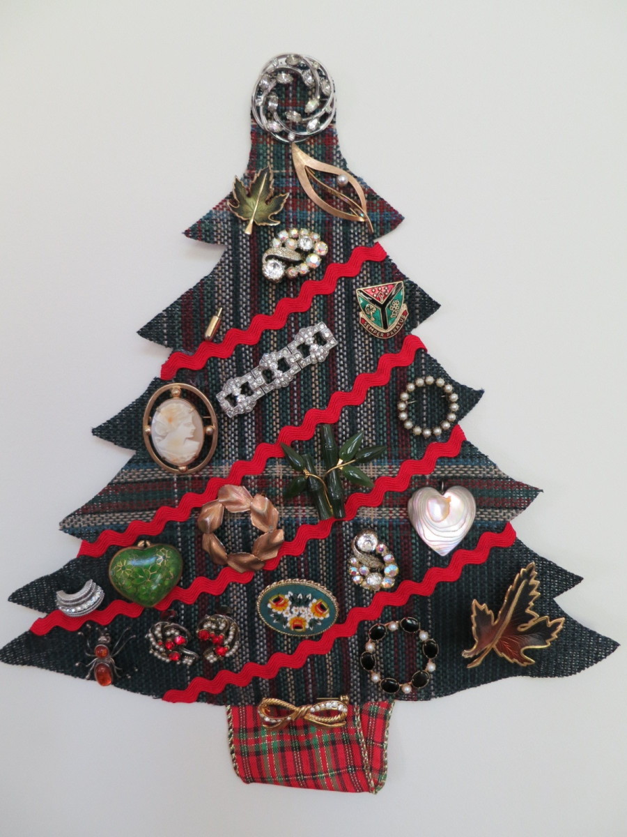 diy-craft-decoration-christmas-wall-hanging-using-vintage-or-costume-jewelry
