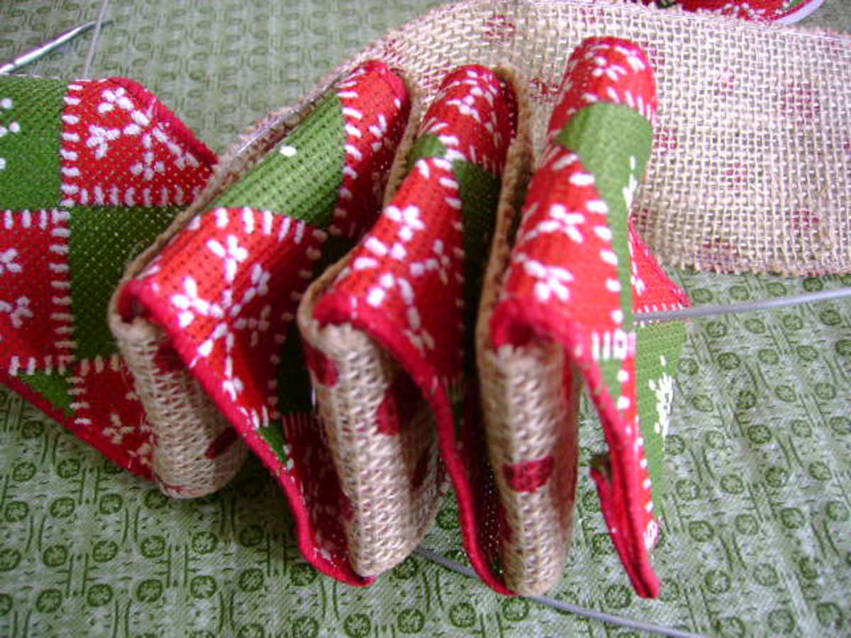 diy-craft-decoration-folded-ribbon-welcome-wreath