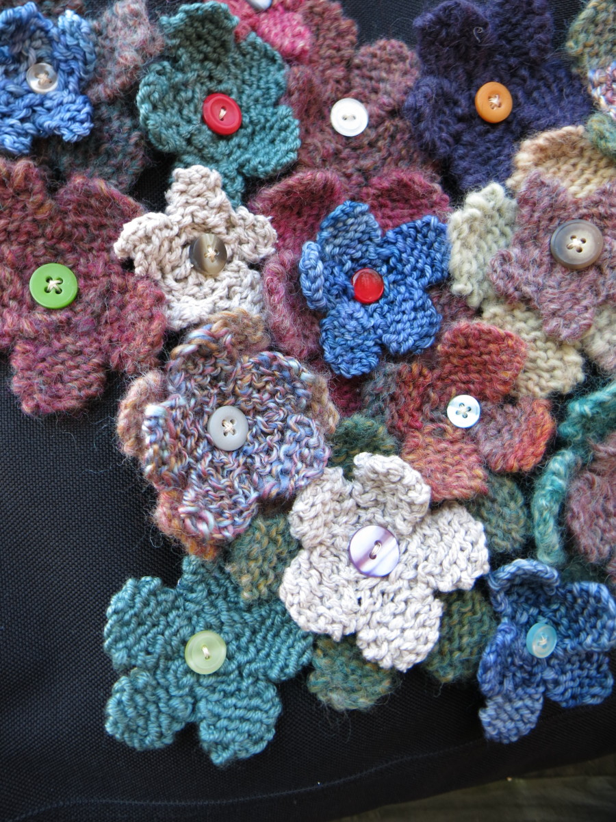 Free Knitted Flower Pattern to Decorate a Tote Bag - FeltMagnet