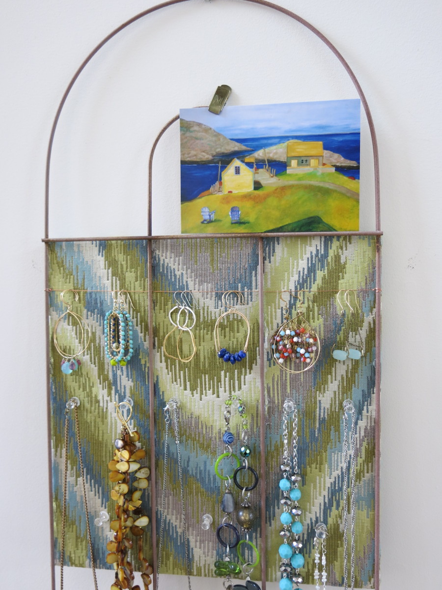 diy-craft-recycle-a-garden-fence-into-a-creative-bulletin-board-or-jewelry-display