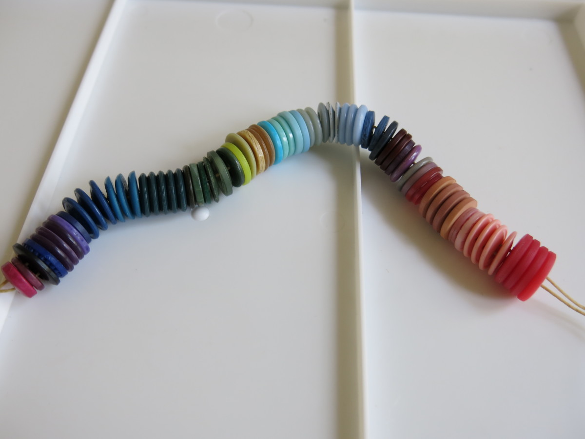 diy-jewelry-craft-how-to-make-an-ombre-necklace-with-buttons