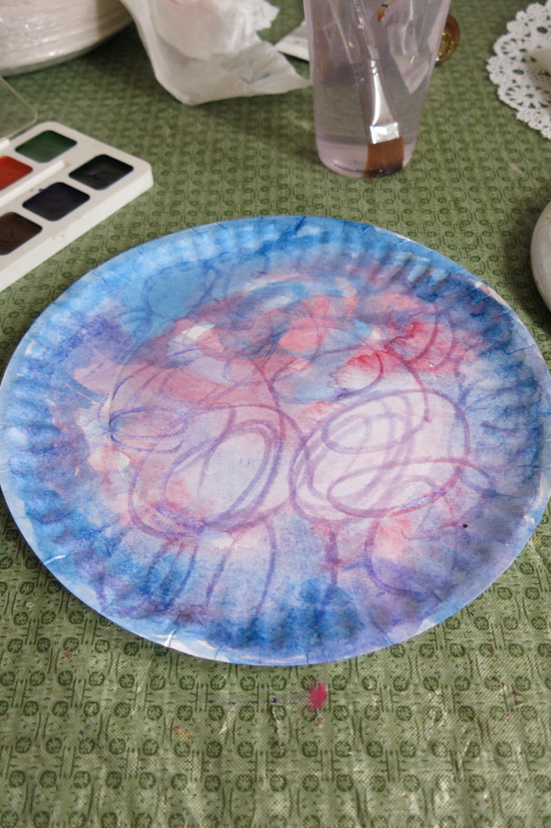 Start you paper plate angel by coloring your plate.