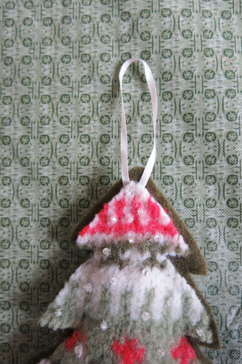 diy-craft-tutorial-how-to-turn-an-old-sweater-into-a-christmas-ornament