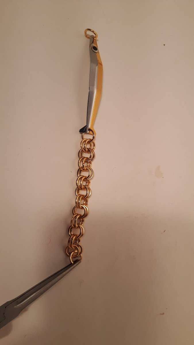 The Chain on one Side