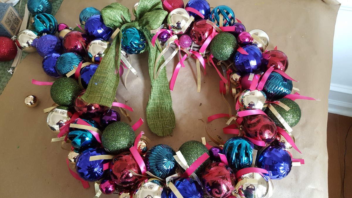 diy-craft-tutorial-an-easier-way-to-make-an-ornament-wreath-for-the-holidays