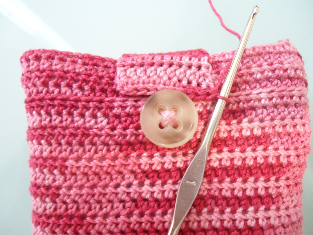 Here is the tab up to 8 Rows. It already reached the button so I started working on the buttonhole (Row 9).