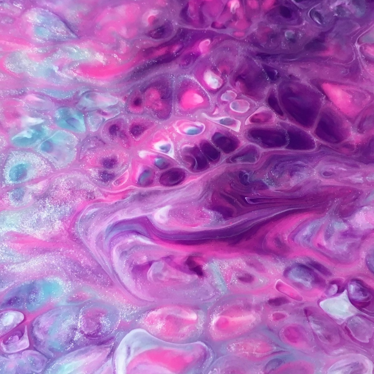 Applying these easy-to-follow tips will help you master acrylic pour painting. 