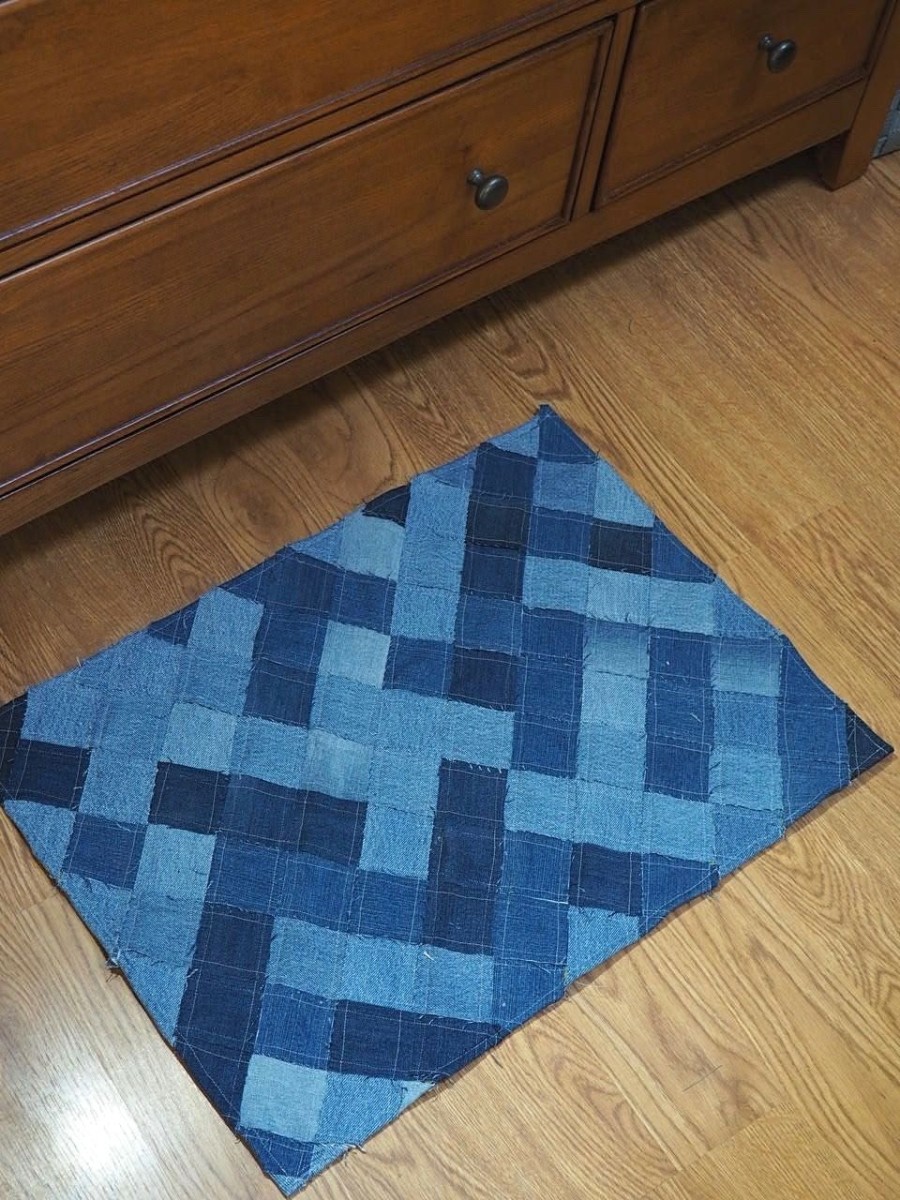 Tutorial for this unique throw rug made out of recycled denim blue jeans.