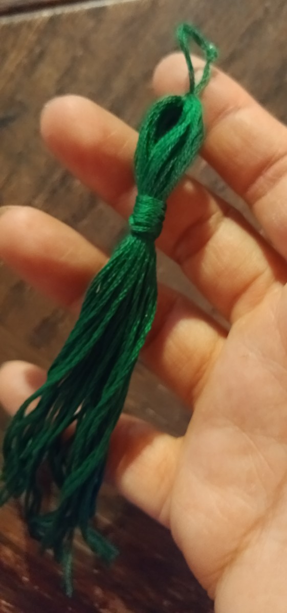 There is a simple way to make a basic tassel.