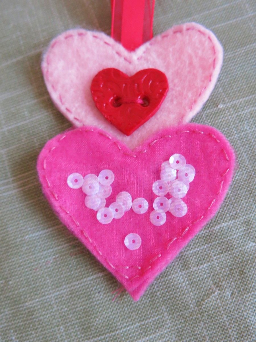 I decorated my second heart with tulle and sequins.