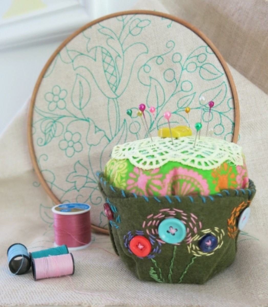 Brown GAMESPFF Round Pin Cushion with Wooden Base and Printed Floral Fabric Coated for Daily Needlework 