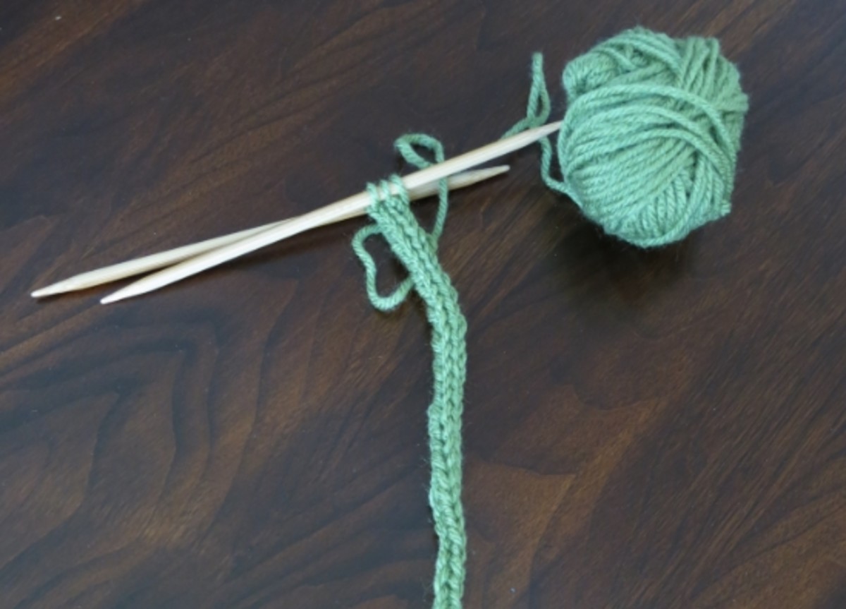 Begin making your yarn ball bookmark by knitting an i-cord.