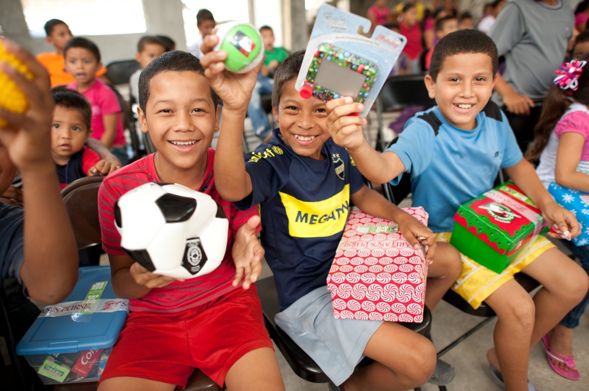 Shoebox Christmas 2022 Operation Christmas Child: Life-Changing Shoebox Ideas For A 10-14 Boy -  Holidappy