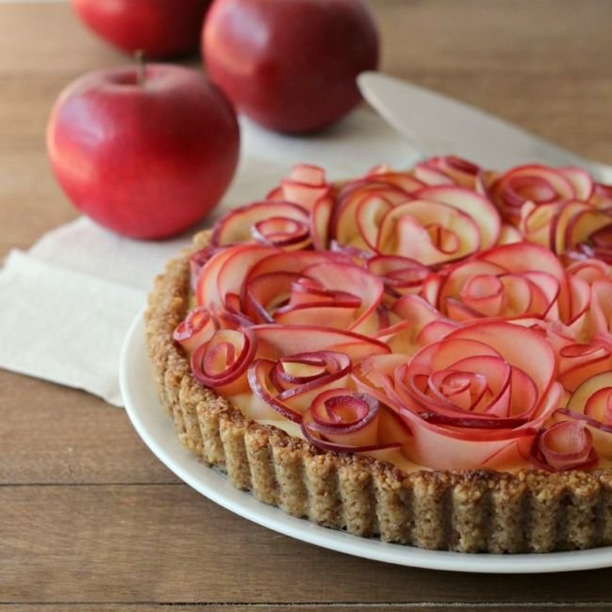Looking for an impressive dessert centerpiece for Thanksgiving? This apple rose tart is just the thing. 