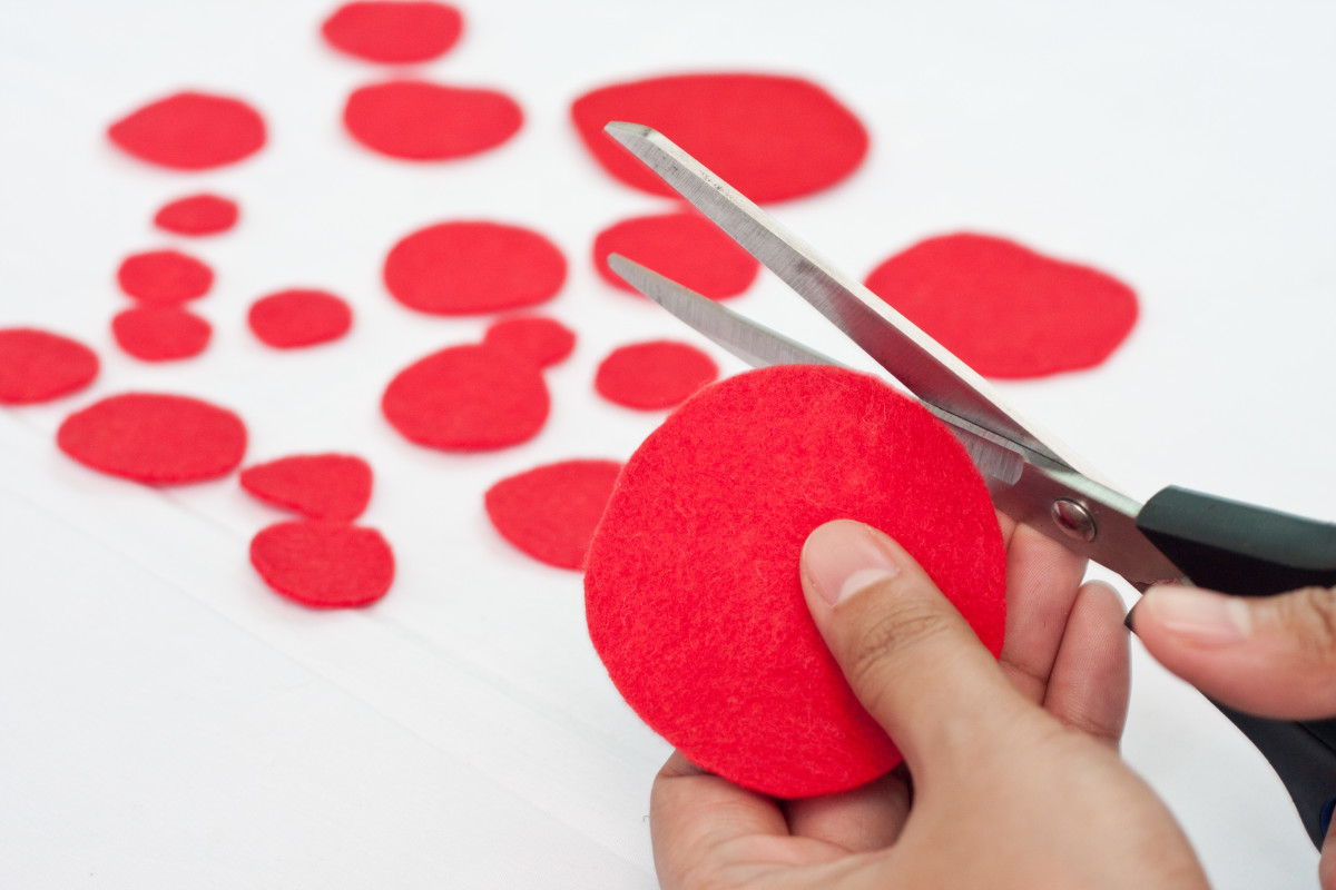 Step 5: Cut several circles in different sizes from your red felt. You are going to need a lot of these since you are going to fill up the entire heart shape with them. Of course, how many you will need exactly will depend on how big you want your ro