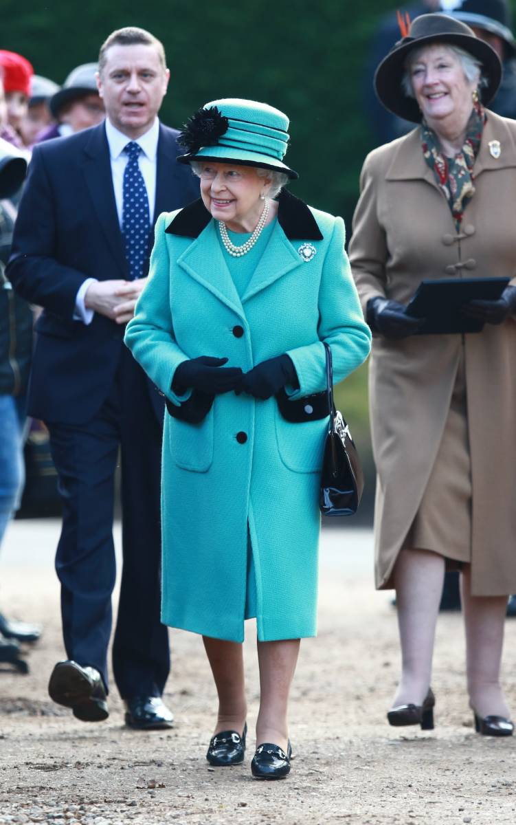 8-surprising-things-queen-elizabeth-carries-in-her-handbag