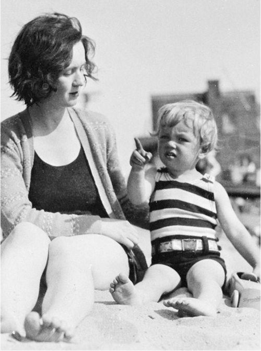 Norma Jeane and her mother Gladys. 