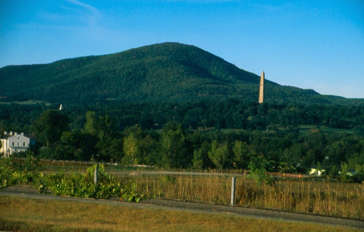 The Bennington Battle Monument and Mount Anthony (background) from Route 7. 